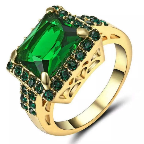 Jewelry - Emerald Green Gold Ring size 6